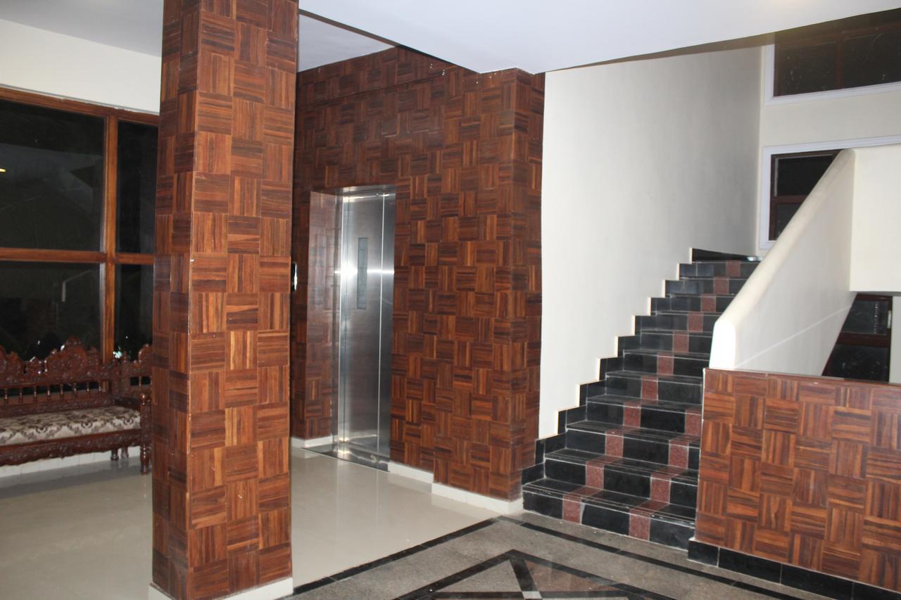 Hotel Royale Inn Vapi Exterior foto