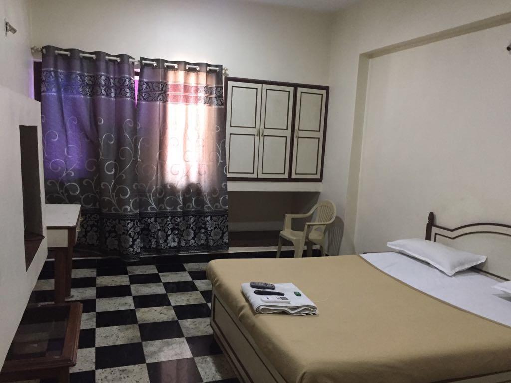 Hotel Royale Inn Vapi Exterior foto